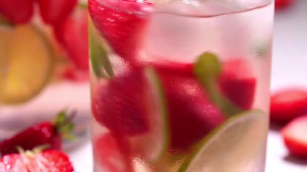 ガラスの中にイチゴとライムと一緒にお湯をデトックス。健康的な食事のコンセプト. — ストック動画