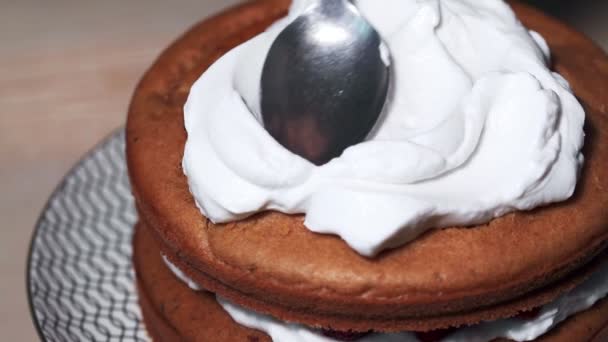 Bolo de esponja de verão com chantilly. Bolo de cozinha - nata espalhando . — Vídeo de Stock