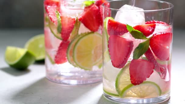 Detox água atrevida com morangos e limão em copos. Conceito de alimentação saudável . — Vídeo de Stock