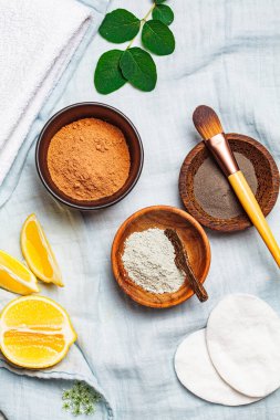 Maske hazırlamak için tahta bir kasede farklı tipte kuru kil. Cilt bakımı kavramı.