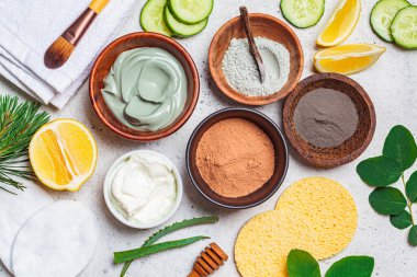 Maske hazırlamak için tahta bir kasede farklı tipte kuru kil. Cilt bakımı kavramı.