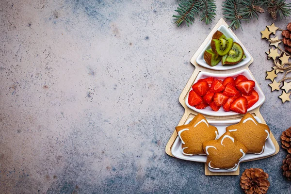 Holiday Snacks Gingerbread Kiwi Strawberries Plate Christmas Tree — Stock Photo, Image