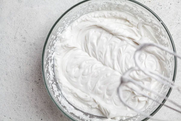 Crema Cucina Torta Una Ciotola Vetro Mixer Panna Bianca Montata — Foto Stock