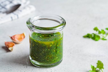Cam kavanozdaki barbekü eti için taze geleneksel chimichurri sosu..