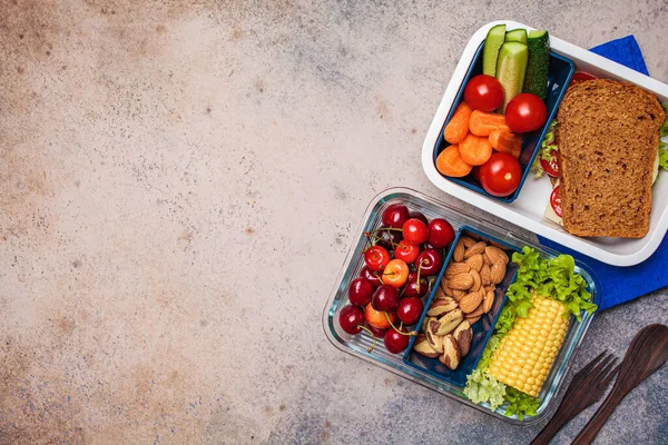 Lunchlåda Med Hälsosam Färsk Mat Smörgås Grönsaker Frukt Och Nötter — Stockfoto