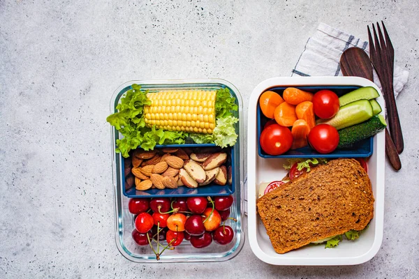 Lunchlåda Med Hälsosam Färsk Mat Smörgås Grönsaker Frukt Och Nötter — Stockfoto