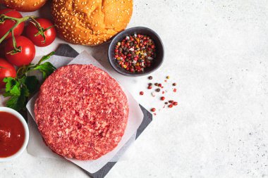 Hamburgerler için ham malzemeler, hafif arka plan, fotokopi alanı. Aşçılık arkaplanı.