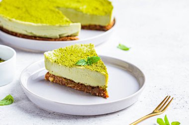 Gri tabakta çiğ vejetaryen kibrit peynirli kek..