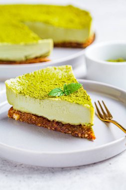 Gri tabakta çiğ vejetaryen kibrit peynirli kek..