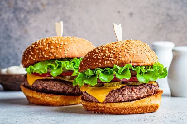 Hamburguesas Carne Caseras Con Queso Encurtidos Verduras Fondo Gris —  Fotos de Stock