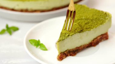 Beyaz tabakta çiğ vejetaryen kibrit keki..