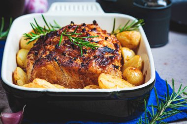 Fırın kabında patates kızartması, siyah arka plan..