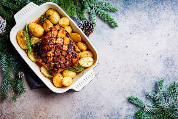 Weihnachten Gebackenes Schweinelendchen Mit Kartoffeln Auf Der Ofenplatte Dunkler Festlicher — Stockfoto