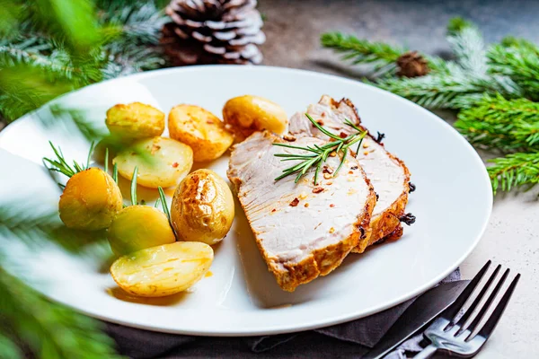 Portion Weihnachtlich Gebackenes Schweinelende Auf Weißem Teller Dunkler Festtagshintergrund Weihnachtliches — Stockfoto