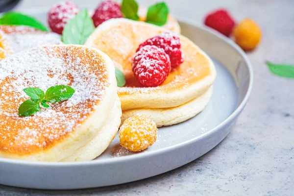 Japanische Flauschige Pfannkuchen Mit Himbeeren Einem Grauen Teller Grauer Hintergrund — Stockfoto