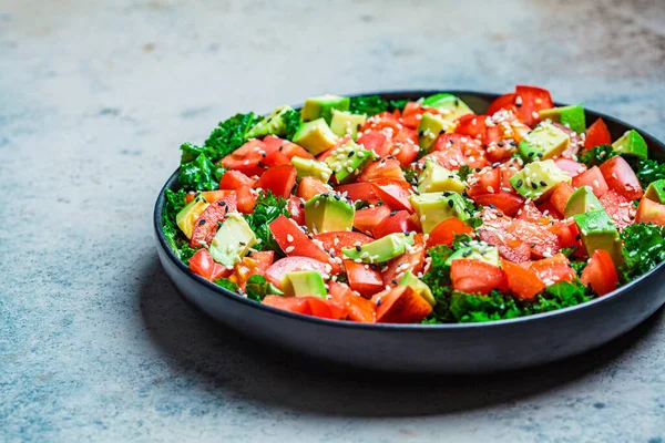 Kale Salad Tomatoes Avocado Black Plate Healthy Raw Vegan Lunch — Stock Photo, Image