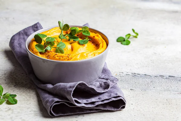 Tatlı patates humusu ya da gri bir kaseye daldırılmış kabak..