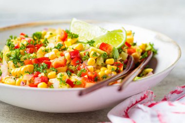 Beyaz tabakta Meksika mısır salatası. Meksika yemeği konsepti.