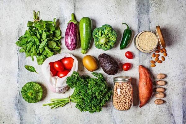 健康的食物平躺在床上 新鲜蔬菜 鹰嘴豆 背景为白色 零浪费 生态友好的概念 — 图库照片