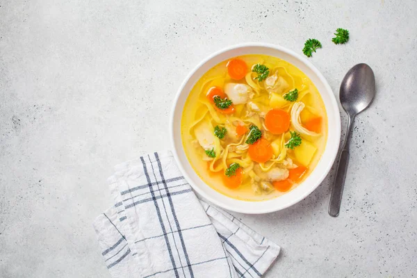 Sopa Pollo Casera Con Fideos Verduras Tazón Blanco Fondo Blanco — Foto de Stock