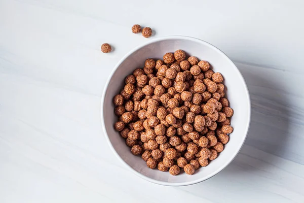 Bolas Chocolate Copos Maíz Tazón Blanco Fondo Blanco Concepto Desayuno — Foto de Stock