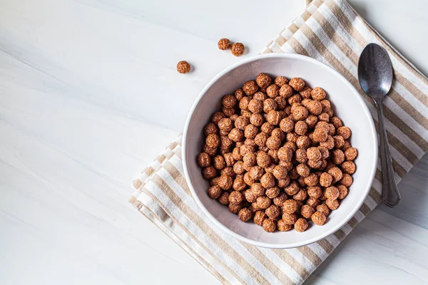 Bolas Chocolate Copos Maíz Tazón Blanco Fondo Blanco Concepto Desayuno — Foto de Stock