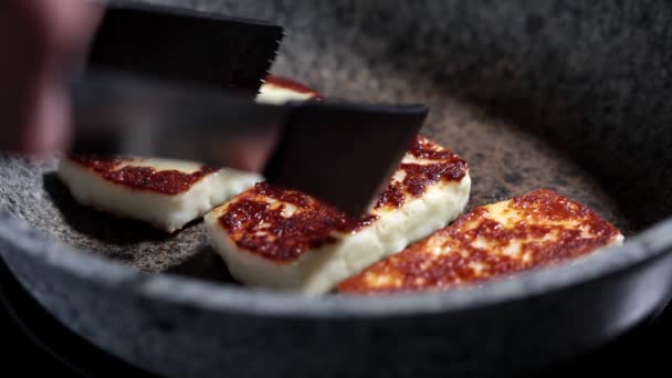 Friggere il formaggio halloumi in una padella grigia. Formaggio fritto in pentola, da vicino. — Video Stock