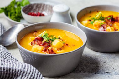 Füme pastırmalı bezelye çorbası ve gri kaseli maydanoz..