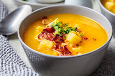 Füme pastırmalı bezelye çorbası ve gri kaseli maydanoz..