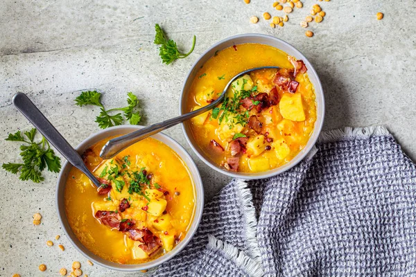 Pea soup with smoked bacon and parsley in gray bowls, gray background. — Stock Image Pea Soup Smoked Bacon Parsley Gray Bowls Gray Background Stock Image
