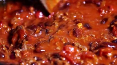 Kızartma tavasında chili con carne pişiriyorum. Fasulye güveci kaynıyor..
