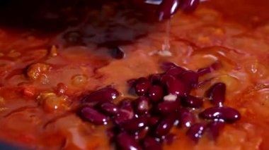 Kızartma tavasında chili con carne pişiriyorum. Fasulye güveci kaynıyor..
