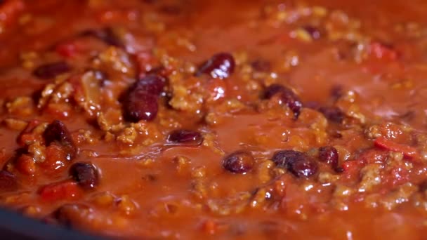 Gotowanie chili con carne w patelni. Gulasz fasolowy się gotuje.. — Wideo stockowe