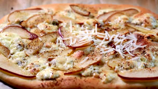 Hausgemachte Pizza mit Birne und Gorgonzola. — Stockvideo