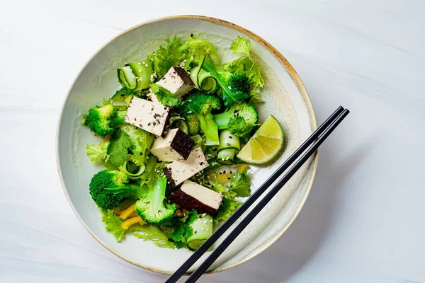 Grüner Asiatischer Salat Mit Brokkoli Und Räuchertofu Einer Weißen Schüssel — Stockfoto