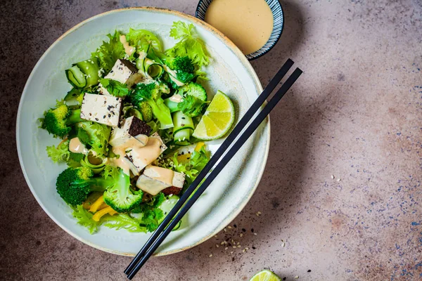 Grüner Veganer Salat Mit Brokkoli Räuchertofu Und Tahini Dressing Einer — Stockfoto