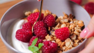 Kahvaltıda yoğurt ve ahududulu müsli.. 