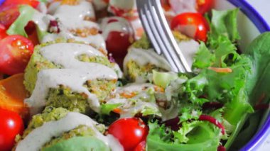 Tahini soslu ve sebzeli falafel salatası yemek ve yemek.. 