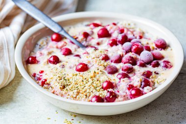 Böğürtlen, chia ve kenevir tohumlu yulaf ezmesi kasesi..