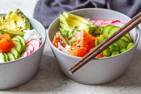 Poke Bowl Con Salmón Arroz Aguacate Judías Edamame Pepino Rábano —  Fotos de Stock