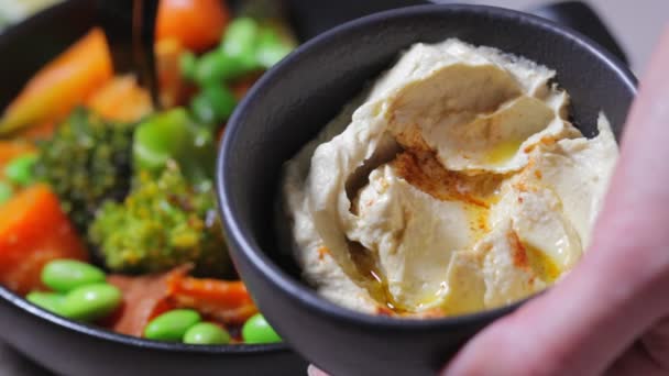 Gebackene Süßkartoffeln mit Humus essen. — Stockvideo