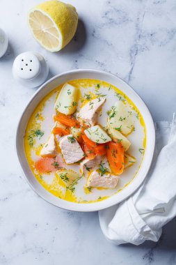 Patatesli, havuçlu ve kremalı somon balığı çorbası. İskandinav çorba tarifi.