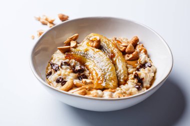 Kızarmış muzlu yulaf ezmesi, çikolata ve fındık..