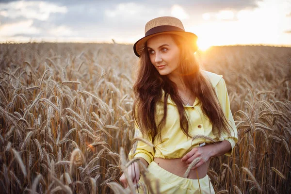 Menina Moda Bonita Vestido Amarelo Chapéu Moda Pôr Sol Campo — Fotografia de Stock