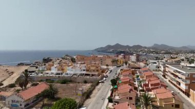 Cabo de Palos kıyı şeridi manzaralı evler ve dağlar