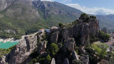 Dağlardaki beyaz ev, hava manzarası.