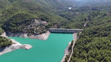 Mavi dağ gölü hava manzarası