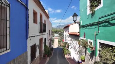 Polop İspanya 'da renkli cadde