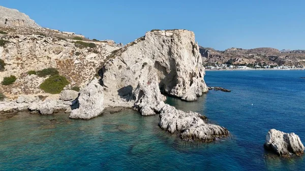 Dramatik beyaz kireçtaşı uçurumları, turkuaz Akdeniz suları ve güneşli bir günde parlak mavi bir gökyüzü içeren manzaralı kıyı manzarası. Seyahat, tatil ve doğa kavramları için mükemmel.
