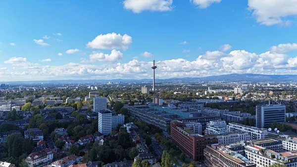 Frankfurt am Main, Almanya 'nın insansız hava aracı görüntüsü, açık bir günde önde gelen televizyon kulesi, modern yüksek binalar ve kentsel manzara ile şehrin ufuk çizgisini gösteriyor. Seyahat, mimari ve şehir konsepti için mükemmel.